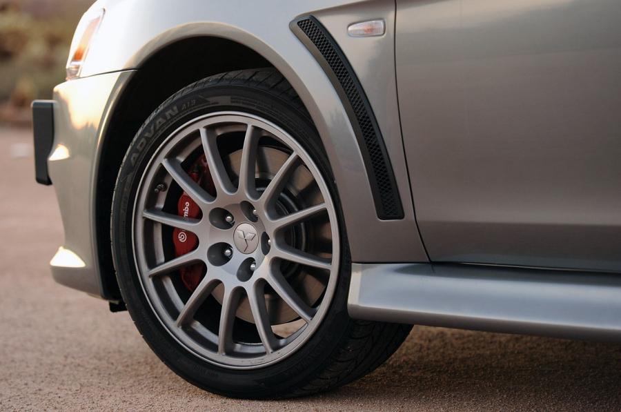  Mitsubishi Lancer Evolution X GSR 2013 года  (фото 39 из 43)